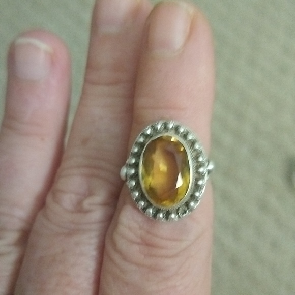 Vtg. Sterling silver and yellow topaz ring size 6 - Picture 2 of 7